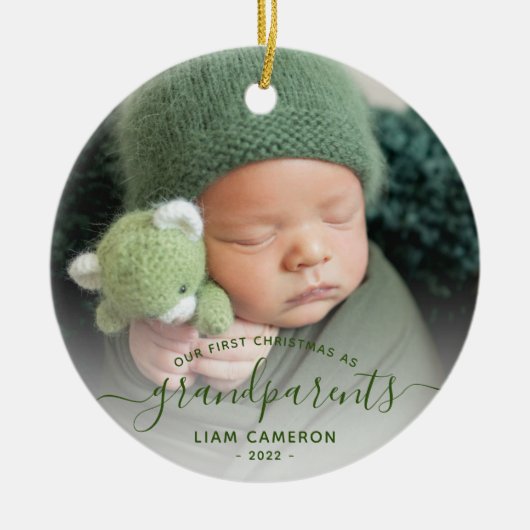 Grootouders Eerste kerstfoto Groen script Keramisch Ornament (Voorkant)