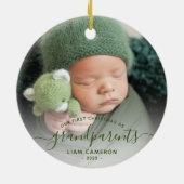 Grootouders Eerste kerstfoto Groen script Keramisch Ornament (Achterkant)