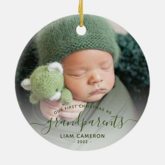 Grootouders Eerste kerstfoto Groen script Keramisch Ornament (Achterkant)