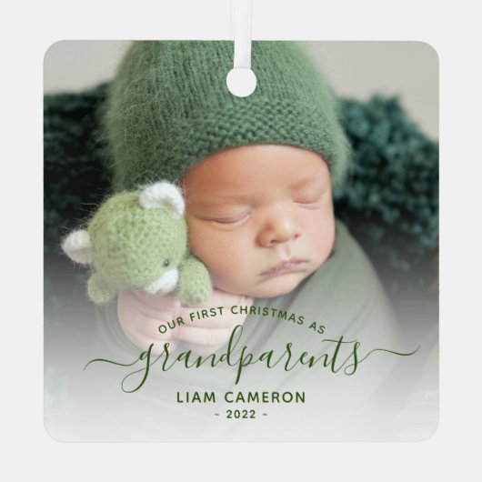 Grootouders Eerste kerstfoto Groen script Metalen Ornament (Achterkant)