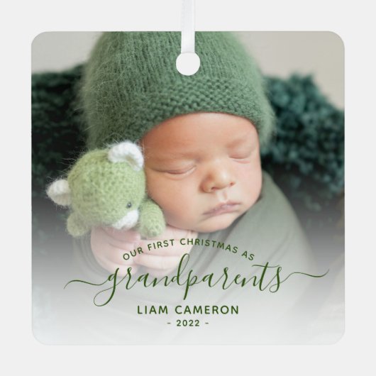 Grootouders Eerste kerstfoto Groen script Metalen Ornament (Voorkant)