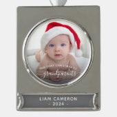 Grootouders Eerste kerstfoto White script Verzilverd Banner Ornament (Voorkant)
