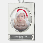 Grootouders Eerste kerstfoto White script Verzilverd Banner Ornament (Links)