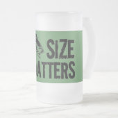 Grootte telt. Grappig Gevist design Matglas Bierpul (Voorkant rechts)