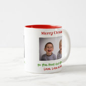 Grootvader met kerstcadeaufoto tweekleurige koffiemok (Voorkant rechts)