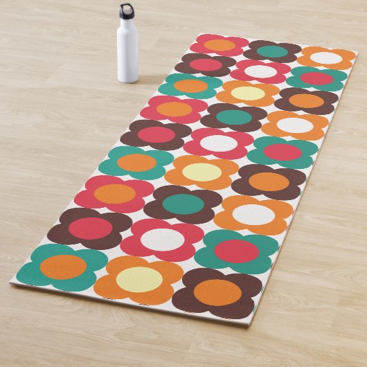 Groovy 70s Retro Flower Pattern | Bold Boho Floral Yogamat (In situ)