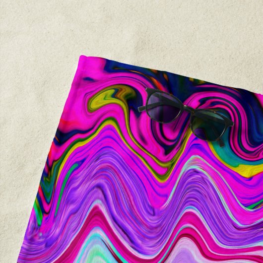 Groovy Abstract Retro Magenta Rainbow Swirl Strandlaken (In situ)