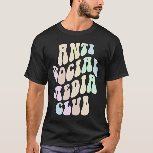 Groovy ANTI SOCIAL MEDIA CLUB Retro Introvert Stay T-shirt (Voorkant)