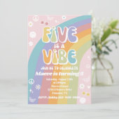 Groovy Birthday Uitnodiging | Vijf is een Vibe (Staand voorkant)