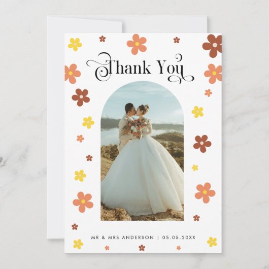 Groovy Daisy Arch Photo & Retro Script Weddenschap Bedankkaart (Voorkant)