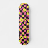 Groovy Daisy Floral Checkerboard, Y2K 90s Skateboard (Voorkant)