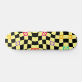 Groovy Daisy Floral Checkerboard, Y2K 90s Skateboard (Horizontaal)