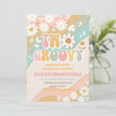 Groovy Daisy Retro Verjaardagsuitnodiging Kaart (Staand voorkant)