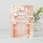 Groovy Daisy Retro Verjaardagsuitnodiging Kaart (Staand voorkant)