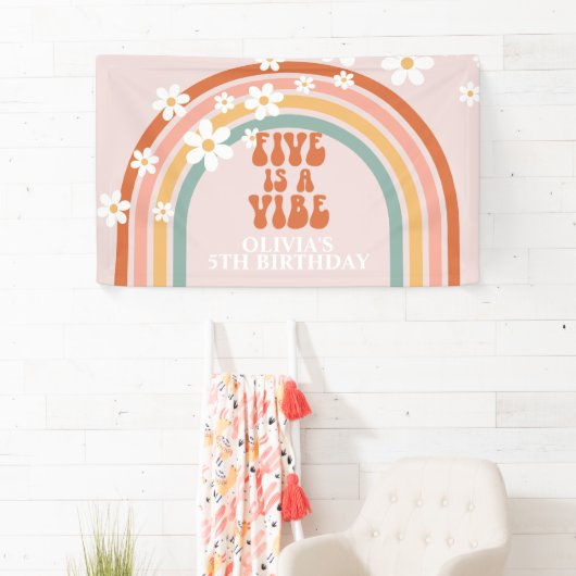 Groovy Five is een Vibe Rainbow Daisy Birthday Spandoek (Insitu)