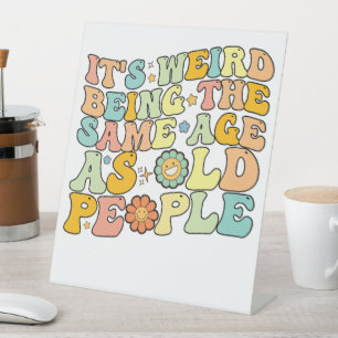 Groovy het is raar om dezelfde leeftijd te hebben  reclamebord met voetstuk