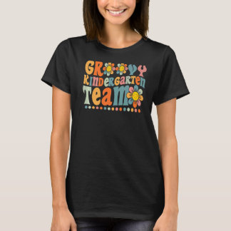 Groovy Kindergarten Team Colorful Daisy terug naar T-shirt