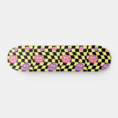 Groovy psychedelische Retro Smiley Checkerboard, Skateboard (Horizontaal)