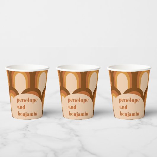 Groovy Retro 70s Pattern Brown Custom Name Wedding Papieren Bekers (Multi)