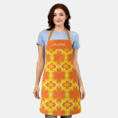 Groovy Retro Bloemen in Sinaasappel Geel Ontwerp Schort (Gedragen)