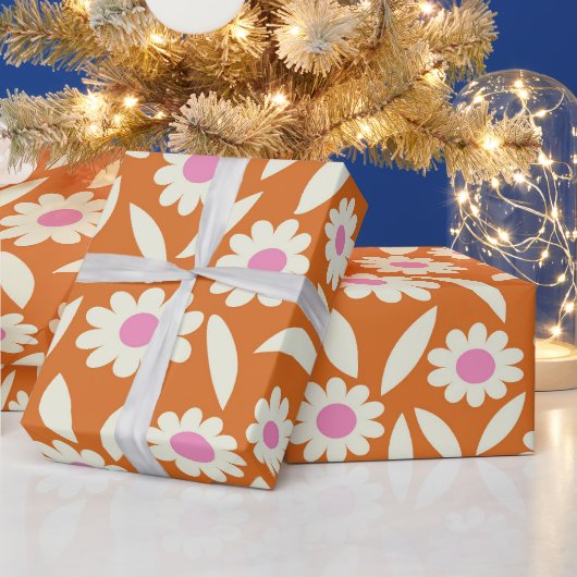 Groovy Retro Daisies Floral Pattern op sinaasappel Cadeaupapier (Feestdagen)