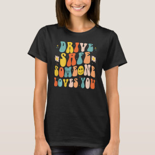Groovy Retro Drive Safe Iemand houdt van je T-shirt