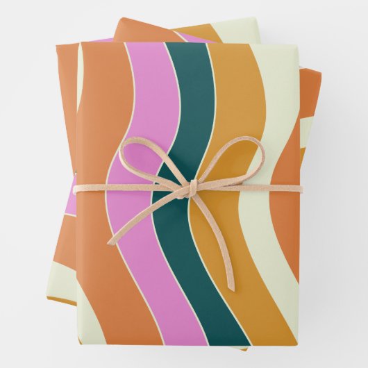Groovy Retro Pink en Green Wavy Lines Inpakpapier Vel (In situ)