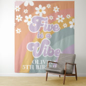 Groovy Retro Rainbow Five is een Vibe Wandkleed (In situ)