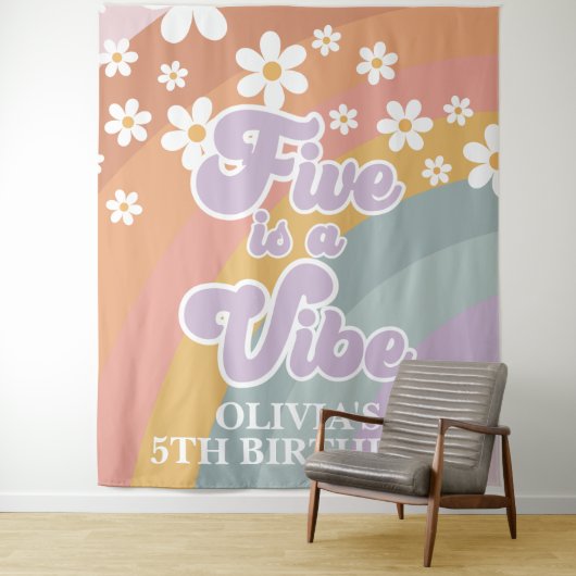 Groovy Retro Rainbow Five is een Vibe Wandkleed (In situ)