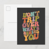 Groovy Retro, struikel niet over wat achter je lig Uitnodiging Briefkaart (Voorkant / Achterkant)