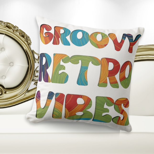 Groovy Retro Vibes Reversible Hippie Multicolor Kussen (A colorful throw pillow with 'Groovy retro vibes' caption in large, multicolored, patterned letters)