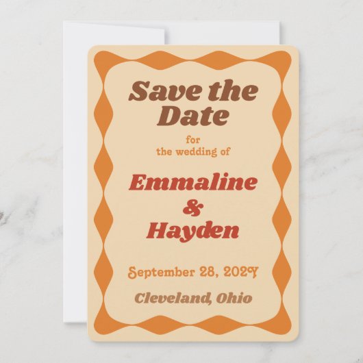 Groovy Sinaasappel en bruin golvende grens bruilof Save The Date (Voorkant)