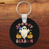 Groovy Spooky Seizoen Leuke Ghost Holding Pompoen  Sleutelhanger (Voorkant)
