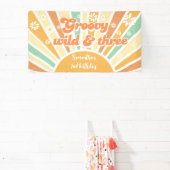 Groovy wild en drie retro zon kinderen verjaardag spandoek (Insitu)
