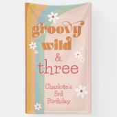 Groovy Wild en Three White Daisy Girl's Birthday Spandoek (Verticaal)