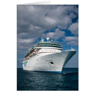 Gros bateau de croisière blanc