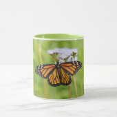 Gros papillon Monarque sur Mug Nature Fleur sauvag (Centre)