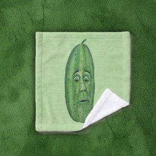 Gros Pickle Vert Avec Visage Surpris sur Fond Vert