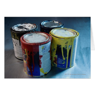 Gros plan de quatre boîtes à peinture