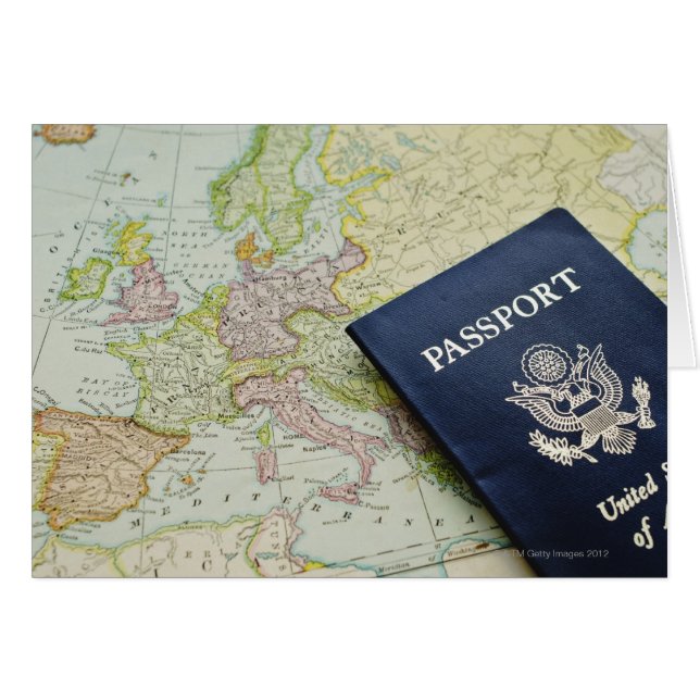 Gros plan du passeport sur la carte européenne (Devant horizontal)
