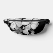 Gros plan sur les fleurs noires et blanches (Poser)