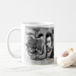 Gros pouce levé pour l'argent, mug à café blanc.