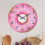 Grosse horloge rose mignonne<br><div class="desc">Cette mignonne horloge murale amusante est décorée d'une beigne rose aquarelle avec des arrosages. Un cadeau parfait pour les amateurs de beignes ! Aquarelle originale © Michele Davies.</div>