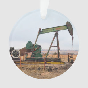 Grosse valise verte dans un champ pétrolier