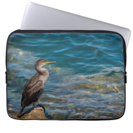 Grote aalscholver op de rotsen laptop sleeve