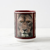 Grote Afrikaanse Leeuw hoofd oogcontact close up m Tweekleurige Koffiemok (Center)