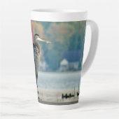 Grote Blauwe Heron op Dock Latte Mok (Rechterhoek)