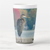 Grote Blauwe Heron op Dock Latte Mok (Voorkant)