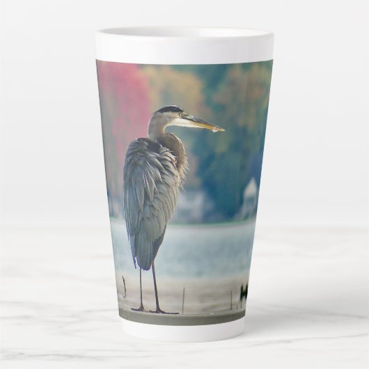 Grote Blauwe Heron op Dock Latte Mok (Voorkant)