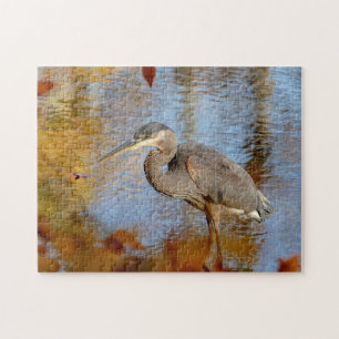 Grote blauwe reiger omlijst met herfstloof legpuzzel